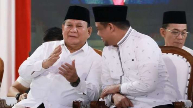 Menteri Pertahanan Prabowo Subianto (kiri) bercengkerama dengan Wali Kota Medan Bobby Nasution saat menghadiri zikir dan doa bersama di Lapangan Benteng, Medan, Sumatra Utara, Kamis malam, 26 Januari 2023.