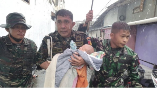VIVA Militer: Prajurit TNI AD selamatkan bayi yang terjebak banjir di Manado