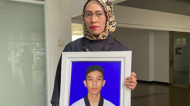 Orangtua bersama foto anaknya, Muhammad Hasya Attalah. 