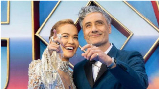 Rita Ora Akhirnya Akui Sudah Menikah dengan Sutradara Taika Waititi