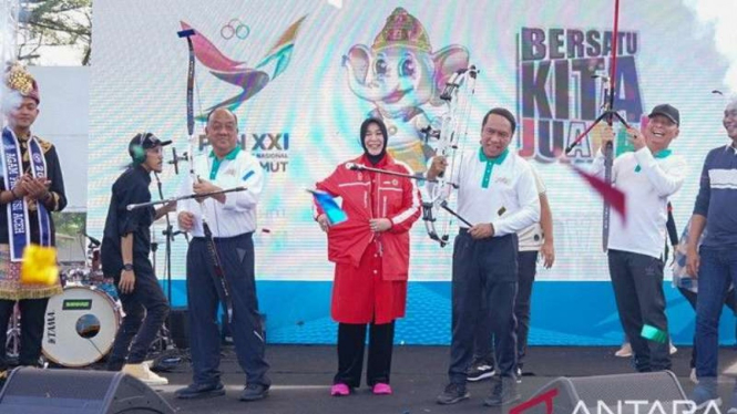 Menpora RI Zainuddin Amali (dua kanan) Pj Gubernur Aceh Achmad Marzuki (kanan)