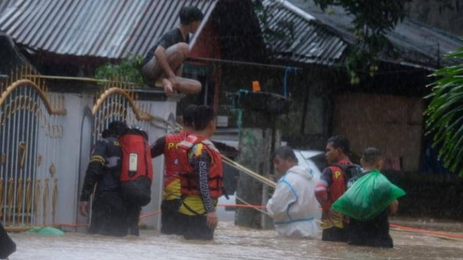Proses evakuasi Bencana banjir Manado.