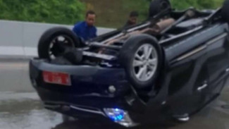 Mobil Protokoler Wagub Jateng Terbalik di Jalan Tol Batang, Semua Selamat