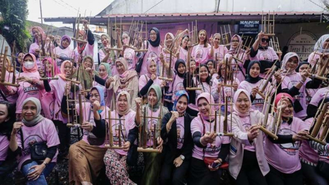 Perempuan di Bandung belajar angklung 