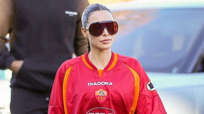 Kim Kardashian mengenakan jersey AS Roma