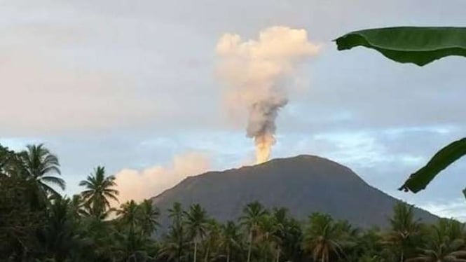 Gunung Ibu di Pulau Halmahera, Maluku Utara saat Erupsi. 
