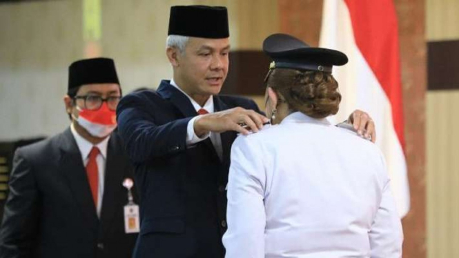 Gubernur Jawa Tengah Ganjar Pranowo melantik Hevearita Gunaryanti Rahayu sebagai Wali Kota Semarang pada sisa masa jabatan 2021-2026 di Semarang, Jawa Tengah, Senin, 30 Januari 2023.