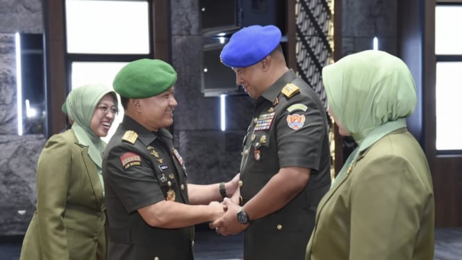 VIVA Militer: Letjen TNI Chandra W. Sukotjo serahkan jabatan Danpuspomad ke KSAD