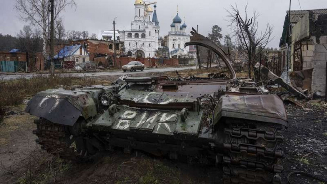 Tank Rusia yang hancur di kota Sviatohir, Ukraina 