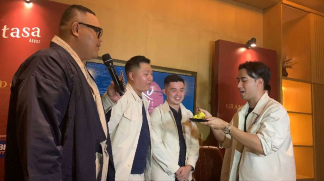 Momen Lucu Vidi Aldiano Suapi Nasi Tumpeng untuk Sahabatnya, Kevin Sanjaya