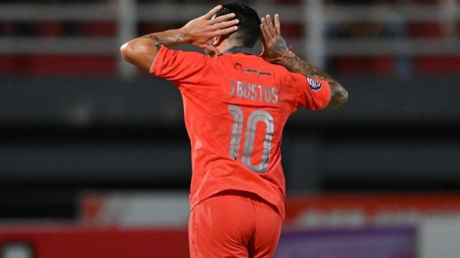 Pemain Borneo FC Samarinda, Jonathan Bustos rayakan gol