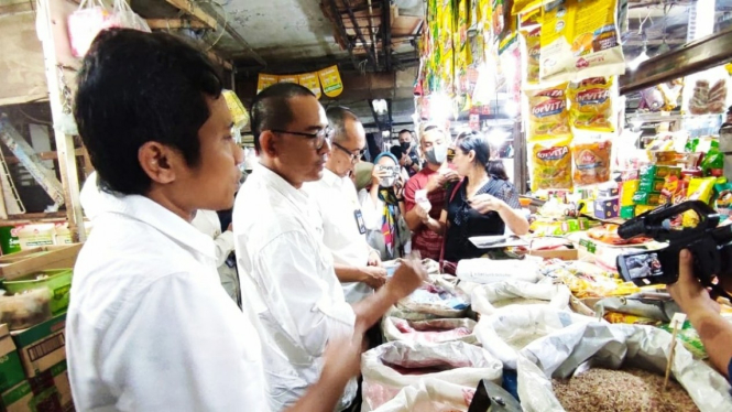 KPPU dan Tim TPID Sumut saat melakukan sidak di Pasar Tradisional di Kota Medan.