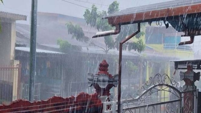 Ilustrasi - Hujan deras disertai angin kencang melanda wilayah Kota Kupang, NTT.