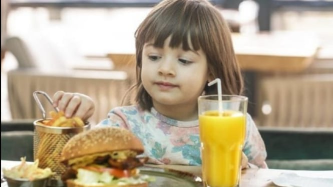 Ilustrasi gambar anak yang sedang mengkonsumsi makanan cepat saji