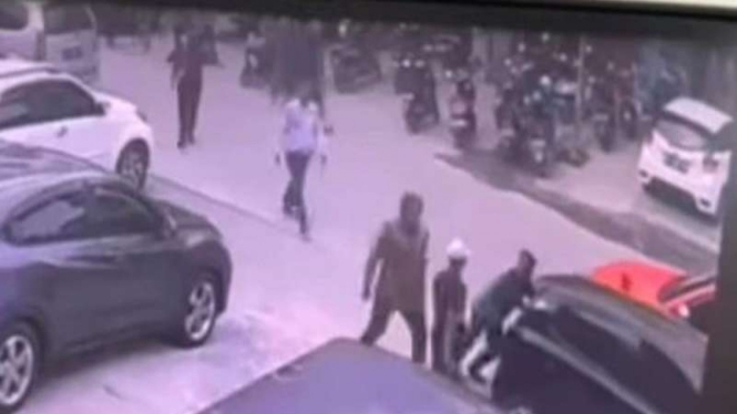 Tangkapan Layar video anak anggota DPRD Wajo pukuli tukang parkir