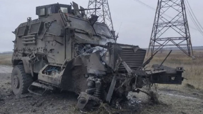 VIVA Militer: Kendaraan militer Ukraina hancur terkena ranjau anti-tank