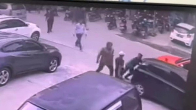 Tangkapan layar video anak Anggota DPRD Wajo aniaya tukang parkir.