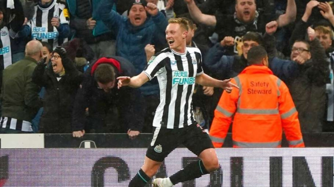 Pemain Newcastle United, Sean Longstaff rayakan gol