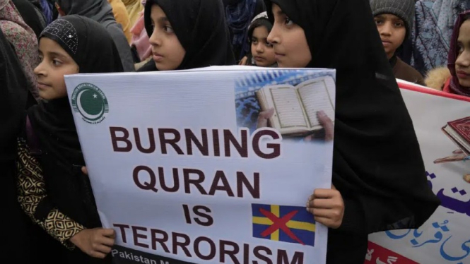 Kelompok 'Liga Wanita Muslim' mengecam pembakaran Al Quran yang dilakukan oleh aktivis sayap kanan di Swedia dan Belanda, di Lahore, Pakistan.