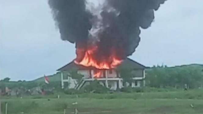 Massa membakar hotel di Lombok Timur