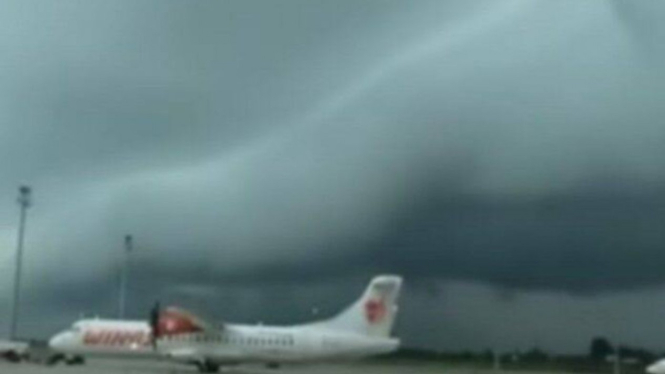 Viral awan mirip ombak di langit Bandara Sultan Hasanunddin, Makassar