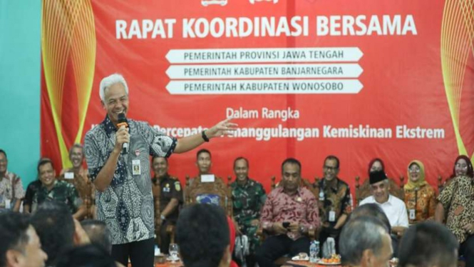 Gubernur Jawa Tengah Ganjar Pranowo dalam rakor bersama penanganan kemiskinan
