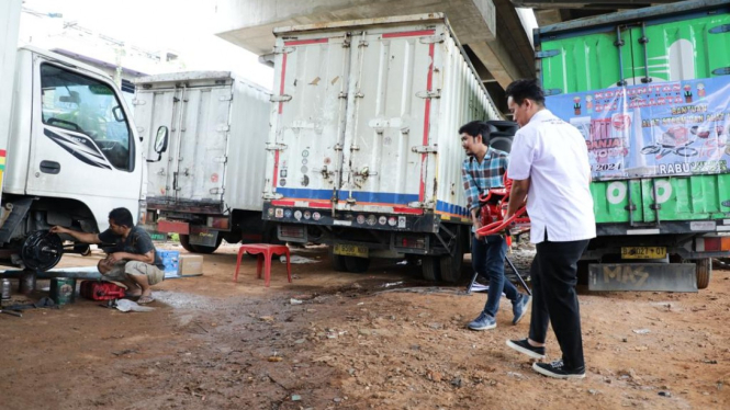 Relawan Ganjar berikan alat steam dan las untuk para sopir truk