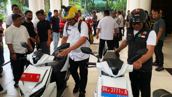 Bobby Nasution dan Ridwan Kamil jajal motor listrik di Medan.