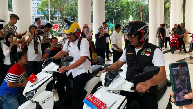 Bobby Nasution dan Ridwan Kamil jalan-jalan sore pakai motor listrik di Medan.