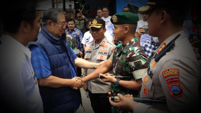 VIVA Militer: Letkol Inf Arief saat bersalaman dengan SBY