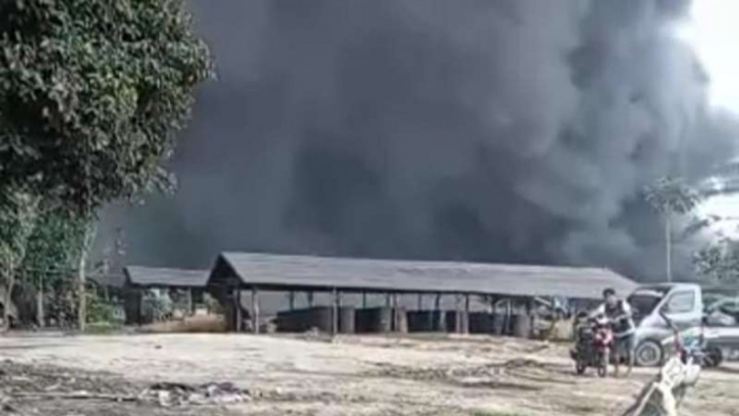 Penyulingan minyak ilegal di Muba terbakar