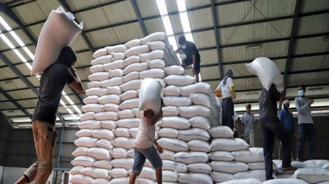 Government of the city of Bandung and distribution of Bulog rice to stabilize prices.