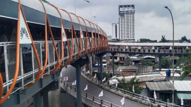JPO Kebayoran menghubungkan Halte Velbak dan Stasiun KAI Kebayoran Jaksel.