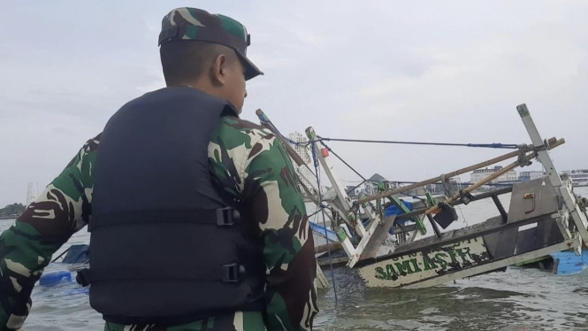 VIVA Militer: Kapal Patroli Lantamal III selamatkan 15 ABK di Perairan Jakarta