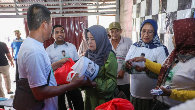 Relawan Sandi Uno Berikan Bantuan Sembako Murah Bagi Masyarakat