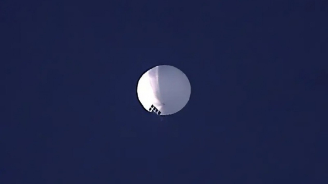 Balon mata-mata terlacak terbang di langit Amerika Serikat.