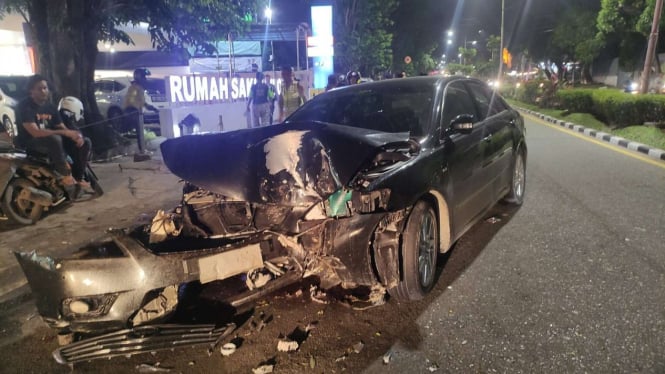 Pelajar bawa mobil pelat merah tabrakan di depan RS Siloam Jambi.