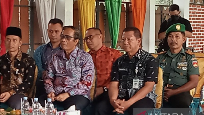 Menteri Koordinator Bidang Politik, Hukum, dan Keamanan Mahfud MD saat berkunjung ke Panti Asuhan Bina Siwi Kabupaten Bantul, Daerah Istimewa Yogyakarta, Jumat, 3 Februari 2023.