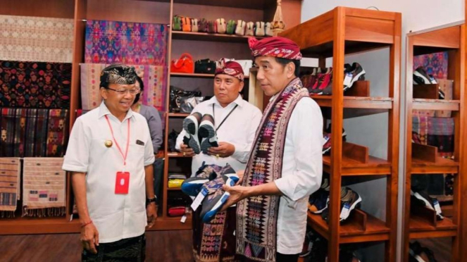 Jokowi Beli Sepatu dengan Khas Tenun Bali