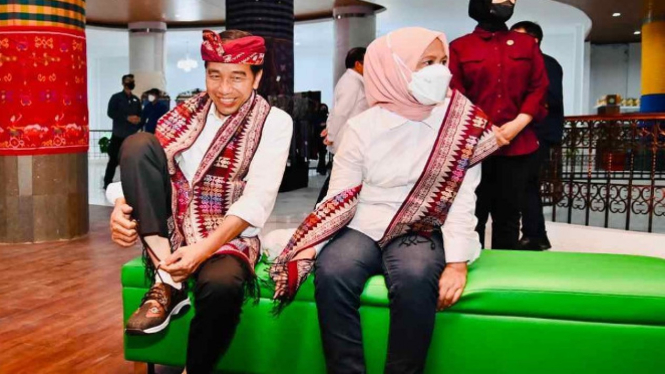 Jokowi Pakai Sepatu Kets Tenun Bali