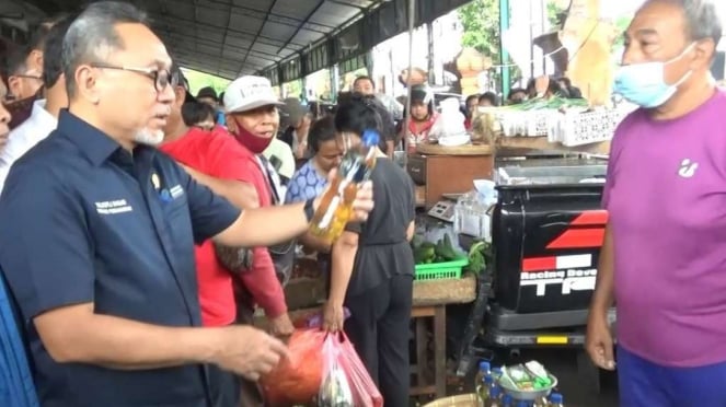 Menteri Perdagangan Zulkifli Hasan mengecek harga kebutuhan pokok di Bali.