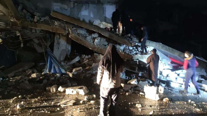 Gedung runtuh akibat gempa M 7,8 yang mengguncang Turki