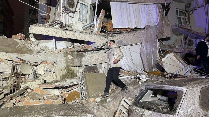Bangunan runtuh akibat gempa magnitudo 7,8 yang mengguncang Turki 