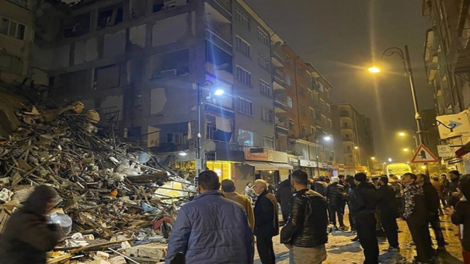 Gedung runtuh akibat gempa M 7,8 yang mengguncang Turki