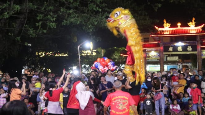 Warga menyaksikan Liang Liong dan Barongsai di sekitar Pura Hok Tik Bio Blora