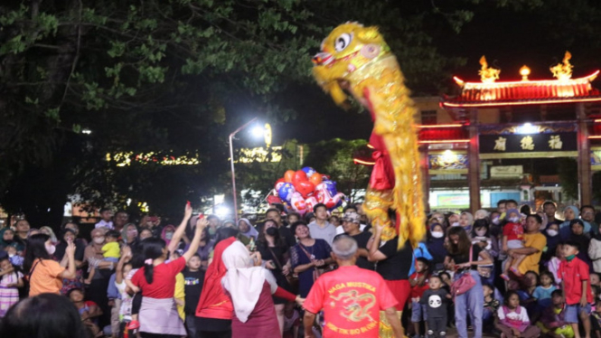 Warga saat menyaksikan permainaan liang liong dan barongsai di sekitar Klenteng Hok Tik Bio Blora