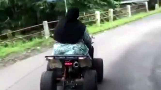 VIVA Otomotif: Video perempuan naik ATV di jalan raya