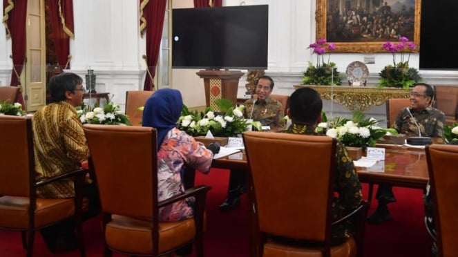 Presiden Jokowi menerima anggota Dewan Pers periode 2022-2025 di Istana Merdeka