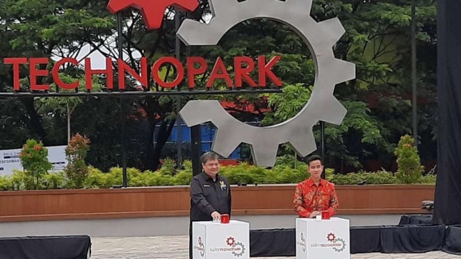 Menteri Koordinator Bidang Perekonomian Airlangga Hartarto dan Wali Kota Solo Gibran Rakabuming Raka dalam peresmian Kawasan Sains dan Teknologi Solo Technopark (STP) di Solo, Senin, 6 Februari 2023.