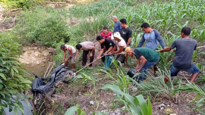 Proses Evakuasi motor Kapolsek Ponre, AKP Asman yang terjun ke jurang.